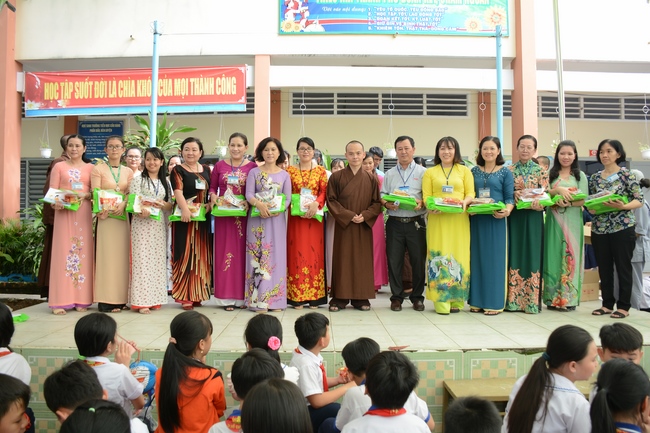 Giving gift portions to pupils on the occasion of Mid-Autumn Festival